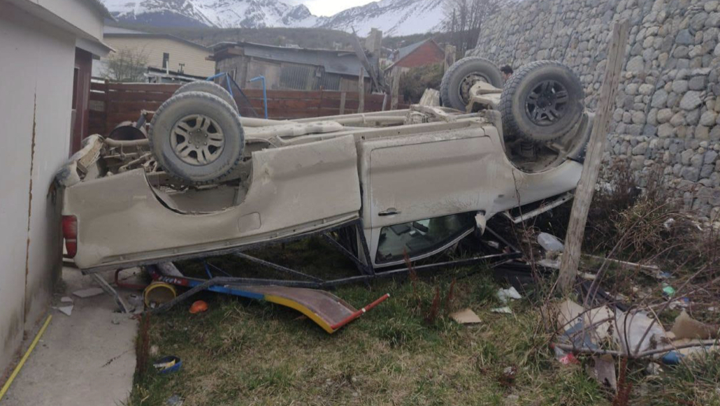 Camioneta terminó en el patio de una vivienda - Bien al sur noticias