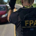 Intentó descartar cocaína por la ventanilla del auto durante un control policial y terminó detenido: tenía antecedentes