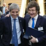 El Gobierno festeja la baja de la inflación, pero atiende encuestas que lo ponen al límite con la oposición