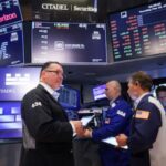 Efecto Moody’s: el riesgo país volvió a acercarse a los 400 puntos y las acciones de bancos repuntaron en Wall Street
